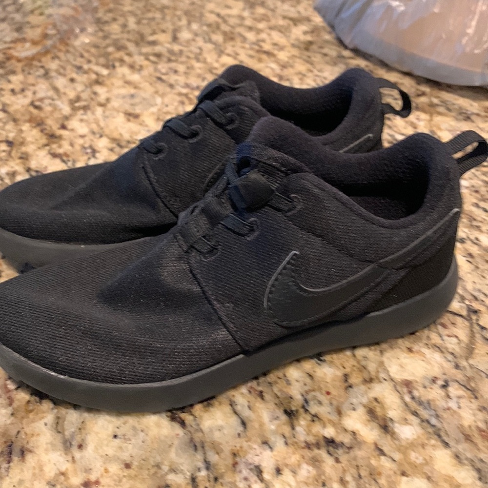 Nike Roshe black size 3Y